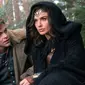 Gal Gadot beradu akting dengan Aktor Chris Pine saat syuting film Wonder Woman. Diana yang selama Film Wonder Woman ini menjadi sekuel keempat dalam DC Extended Universe. (Clay Enos/Warner Bros. Entertainment via AP)