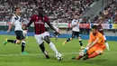 Striker AC Milan, Mbaye Niang, berusaha membobol gawang Lugano pada laga pramusim di Stadion Cornaredo, Lugano, Selasa (11/7/2017). AC Milan menang 4-0 atas FC Lugano. (EPA/Gabriele Putzu)