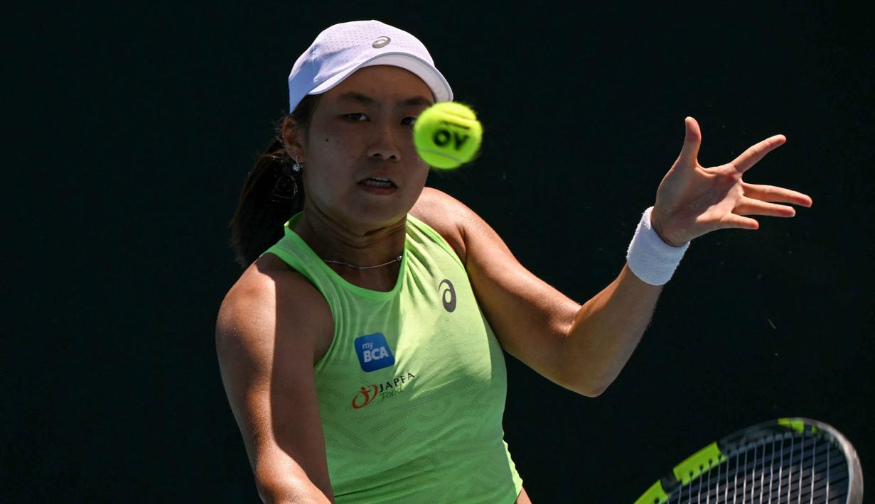 Memulai pertandingan dengan semangat tinggi, Janice Tjen berhasil menyamakan beberapa poin kritis. Tampak dalam foto, petenis Indonesia, Janice Tjen memukul bola saat bertanding melawan Karolina Pliskova dari Republik Ceko selama pertandingan babak kedua tunggal putri turnamen tenis Australian Open 2026, di Melbourne, Kamis (22/1/2026). (Paul Crock/AFP)