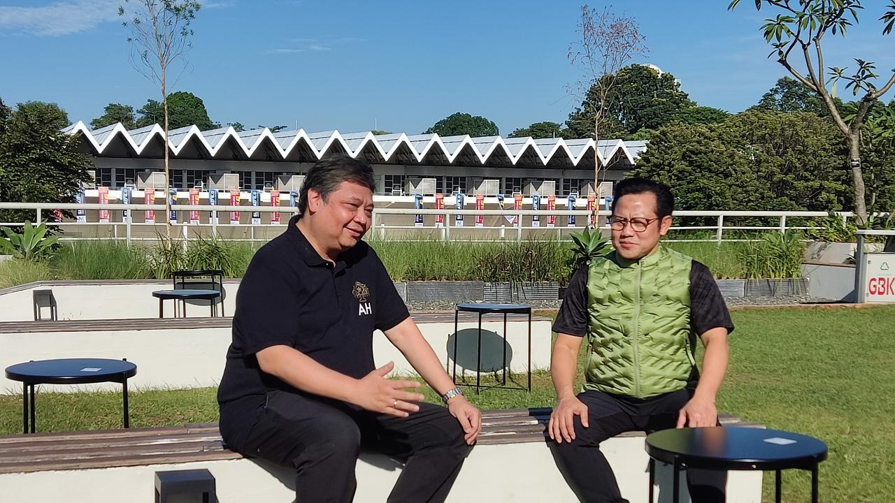 Ketua Umum Partai Golkar Airlangga Hartarto dan Ketua Umum PKB Muhaimin Iskandar alias Cak Imin melakukan jalan santai bersama di Istora Senayan, Jakarta, Jumat (10/2) pagi.