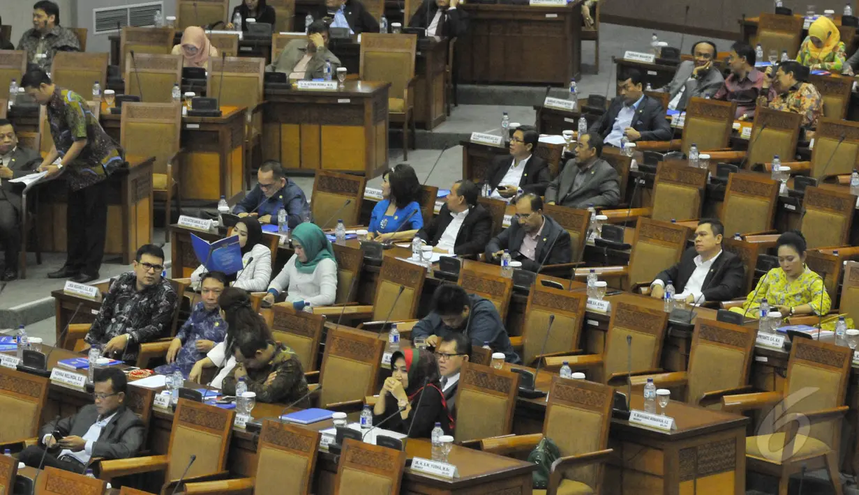 Sejumlah anggota DPR mengikuti sidang paripurna, Jakarta (20/5/2015). Dalam paripurna tersebut Menteri Keuangan Bambang Brodjonegoro menyampaikan Kerangka Ekonomi Makro dan Pokok-Pokok Kebijakan Fiskal Tahun 2016. (Liputan6.com/Andrian M Tunay)