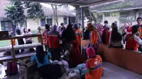 Selain menyalurkan bantuan kebutuhan pokok, relawan Rumah Zakat juga mengajak anak-anak bermain
