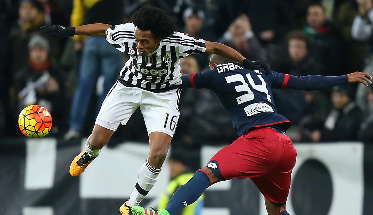 Pemain Juventus, Juan Cuadrado (kiri), berebut bola dengan pemain Genoa, Gabriel Da Silva Moises Antunes, dalam lanjutan Serie A Italia di Stadion Juventus, Turin, Kamis (4/2/2016) dini hari WIB. (AFP/Marco Bertorello)