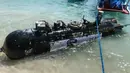 Sebuah foto yang diambil pada 6 April 2026 menunjukkan sebuah objek mirip torpedo dengan panjang 3,7 meter dan lebar 65 sentimeter, yang ditemukan oleh seorang nelayan di dekat Selat Lombok setelah terseret ke pantai di Gili Trawangan, Nusa Tenggara Barat. Sebuah benda mirip torpedo sepanjang kurang lebih 3,7 meter tersebut ditemukan oleh nelayan di perairan Gili Trawangan, Lombok Utara, Nusa Tenggara Barat. (Foto oleh AFP)