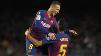 Gelandang Barcelona, Sergio Busquets berselebrasi dengan rekannya Arthur usai mencetak gol ke gawang Celta Vigo pada pertandingan lanjutan La Liga Spanyol di stadion Camp Nou (9/11/2019). Barcelona menang telak 4-1 atas Vigo. (AP Photo/Joan Monfort)