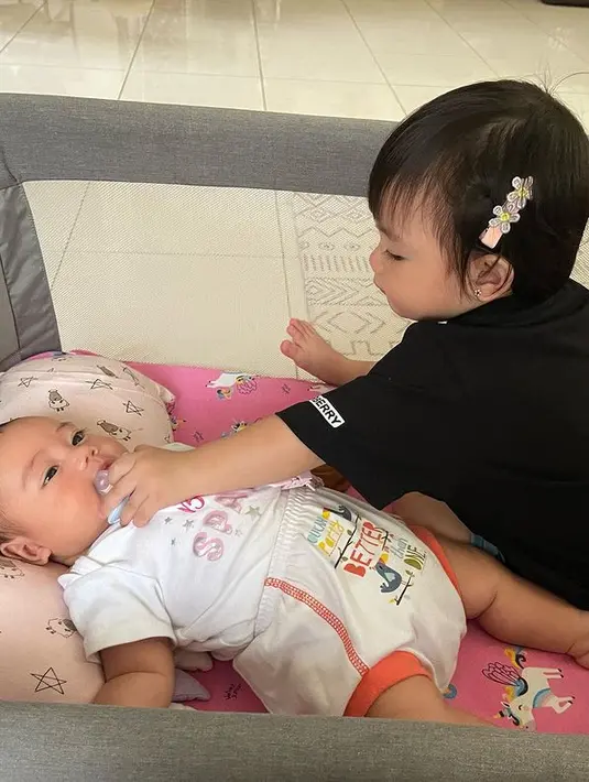 Salah satu yang menjadi alasan tak juga berangkat syuting karena melihat dua putrinya yang makin menggemaskan. "Bestie for life @graziellabible_ ❤️ @zefanyagraneth_ gimana mau mulai shooting nak liat tingkah kalian lucu2 bener begini," tulisnya membagikan potret dua putrinya. [Instagram/felicyangelista_]