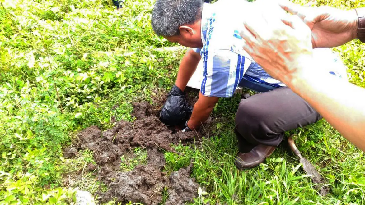Jenazah janin bayi diduga hasil aborsi ilegal ditemukan di lahan kosong kawasan Bentena, Kabupaten Kepulauan Selayar, Sulsel. (Liputan6.com/Eka Hakim)