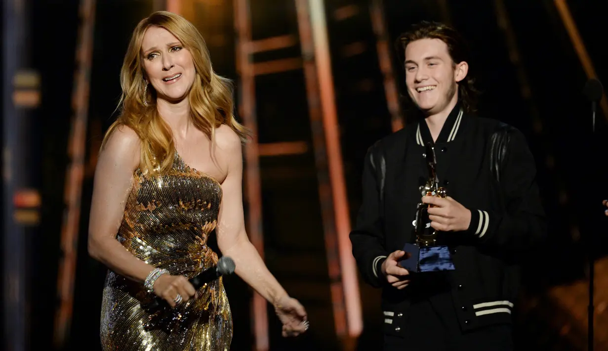 Penyanyi Celine Dion ditemani Rene-Charles Angelil saat menerima penghargaan Icon Award pada ajang Billboard Music Awards 2016 di Las Vegas, Minggu (22/5). Anak sulung Celine Dion itu tampak tampan mengenakan busana kasual serba hitam. (AFP PHOTO)