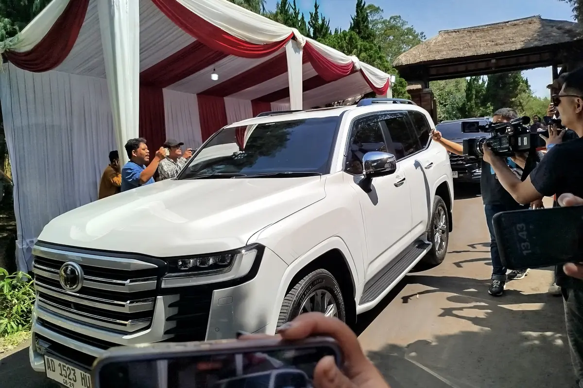 Wakil Presiden terpilih RI Gibran Rakabuming Raka meninggalkan Padepokan Garda Yaksa Hambalang pada Kamis (17/10/2024).