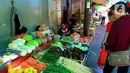 Aktivitas jual beli beli di pasar kawasan Glodok, Jakarta, Selasa (28/1/2020). Bank Indonesia (BI) memperkirakan inflasi minggu keempat Januari 2020, secara bulanan di 0,42 persen (month to month/mtm), lebih rendah dari rata-rata lima tahun terakhir sebesar 0.64 persen. (Liputan6.com/Angga Yuniar)