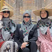 Desainer Vivi Zubedi melalui labelnya meluncurkan scarf Palestina yang diberi nama Hurriya Scarf. Seluruh keuntungan dari hasil penjualan produk scarf ini akan didonasikan untuk rakyat Palestina. [@mrsvivi]