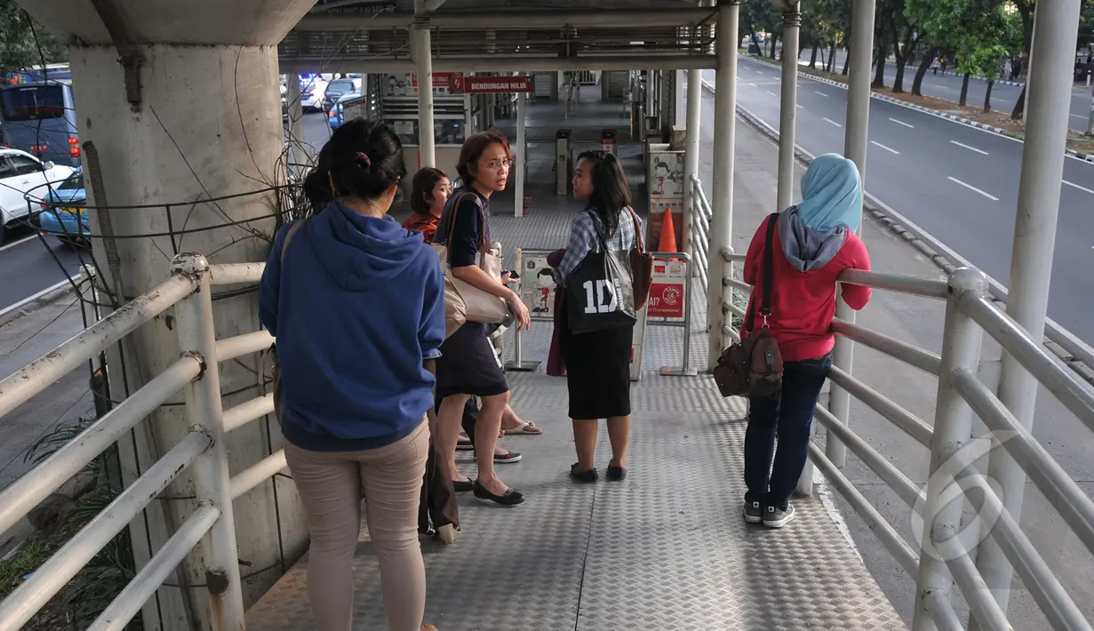 Sejumlah penumpang Transjakarta Rute Blok-M – Kota yang terlihat bingung karena rute ditutup sementara terkait pengalihan arus, Jakarta, Rabu (22/4/2015). Pengalihan arus dilakukan untuk kelancaran acara KAA.(Liputan6.com/Johan Tallo)