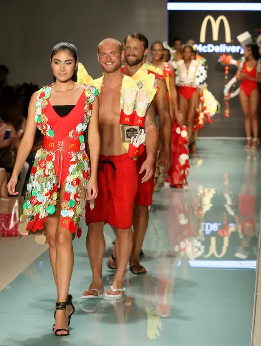 Model berjalan di atas runaway memperagakan koleksi yang diberi nama McDCouture Collection di Miami Swim Week, 20 Juni 2017. Koleksi baju renang tersebut dikreasikan dengan ribuan kemasan makanan cepat saji McDonald's. (ALEXANDER TAMARGO/GETTY IMAGES/AFP)