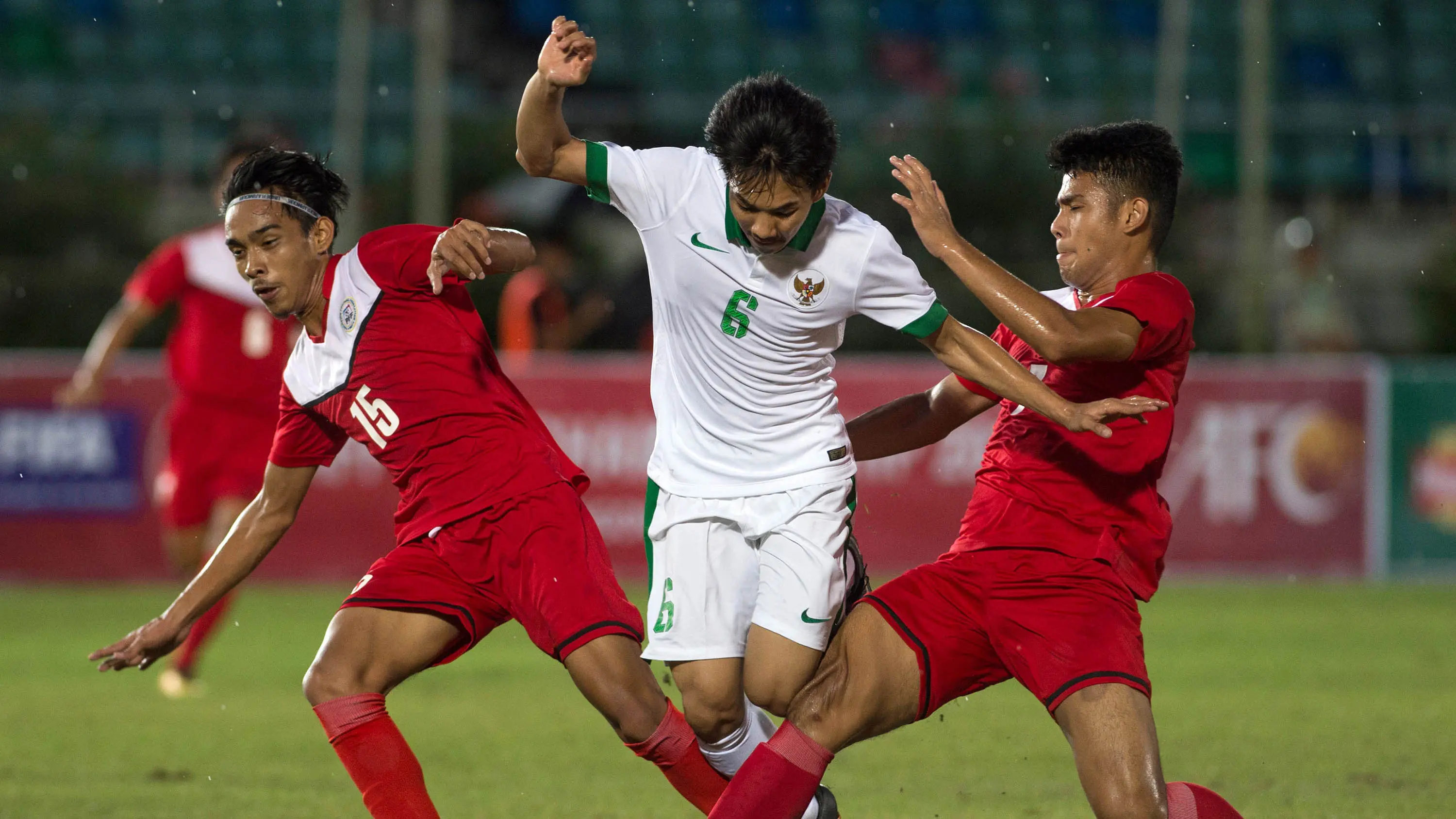 Gelandang Timnas Indonesia U-19, Muhammad Iqbal, berusaha melewati pemain Filipina U-19 pada laga Piala AFF U-18 di Stadion Thuwanna, Myanmar, Kamis (7/9/2017). Indonesia menang 9-0 atas Filipina. (AFP/Ye Aung Thu)