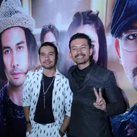 Tak hanya berperan sebagai pemain, Chicco dan Rio juga menjadi produser di film Filosofi Kopi 2: Ben & Jodi, bekerja sama dengan Angga Dwimas Sasongko. Hal ini juga sudah mereka lakukan di Filosofi Kopi pertama dan Bukaan 8. (Adrian Putra/Bintang.com)
