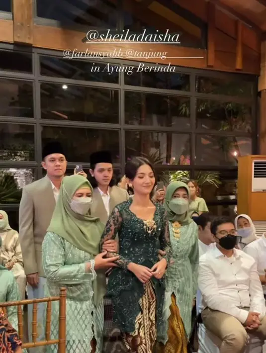 Proses terakhir yaitu Ngeuyeuk Seureuh, Sheila Dara terlihat anggun berbalut kebaya warna hijau bertaburan payet. Aksesori berupa bros dan anting membuat penampilannya semakin menawan.(Instagram/ayungberinda).