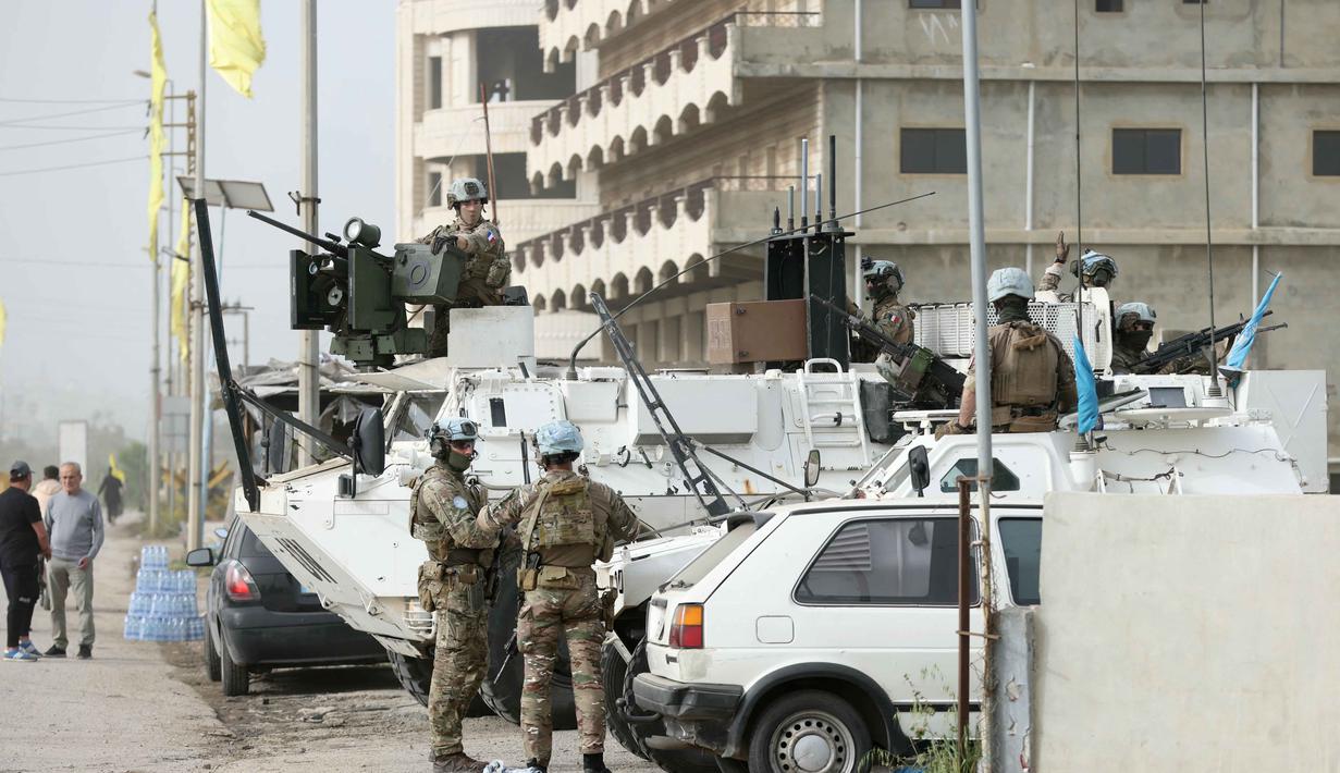 Lebih dari 390.000 anak-anak terdampak dan menjalani terapi trauma healing akibat perang. Tampak dalam foto, Kontingen Prancis dari Pasukan Sementara Perserikatan Bangsa-Bangsa di Lebanon (UNIFIL) berpatroli di daerah tersebut saat warga yang mengungsi kembali ke rumah mereka di wilayah Al-Qasmiyeh, Lebanon Selatan, pada Sabtu 18 April 2026. (MAHMOUD ZAYYAT/AFP)