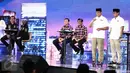 Cagub DKI Jakarta nomor 3, Anies Baswedan didampingi Sandiaga Uno memaparkan visi misi pada Debat Final Cagub DKI Jakarta di Bidakara, Jakarta, Jumat (10/2). (Liputan6.com/Faizal Fanani)