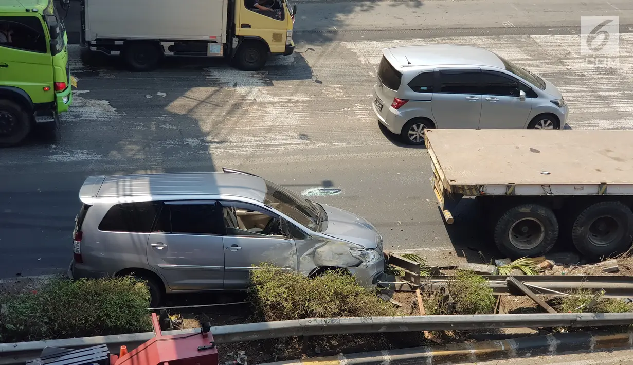 Penampakan minibus usai terlibat kecelakaan dengan truk trailer di Tol JORR TB Simatupang Km 29, Jakarta, Jumat (30/8/2019). Melalui akun twitter @TMCPoldaMetro, polisi mengimbau agar pengendara menghindari ruas jalan tersebut karena sedang dalam penanganan. (Liputan6.com/Herman Zakharia)