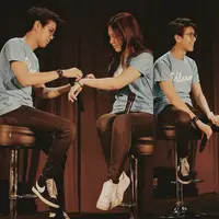 Selain itu, Dilan juga romantis dengan rayuan-rayuan gombalnya yang bikin meleleh. Gombal tapi lucu, ini misalnya: “Milea kamu cantik, tapi aku belum mencintaimu. Enggak tahu kalau sore, tunggu aja.” (Instagram/film.dilan1990)