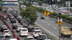 Sejumlah kendaraan melintasi tol dalam kota di kawasan Semanggi, Jakarta, Rabu (13/2). PT Jasa Marga Tbk (persero), mengumumkan akan melakukan penyesuaian tarif untuk 15 ruas jalan tol tahun 2019. (Liputan6.com/Faizal Fanani)