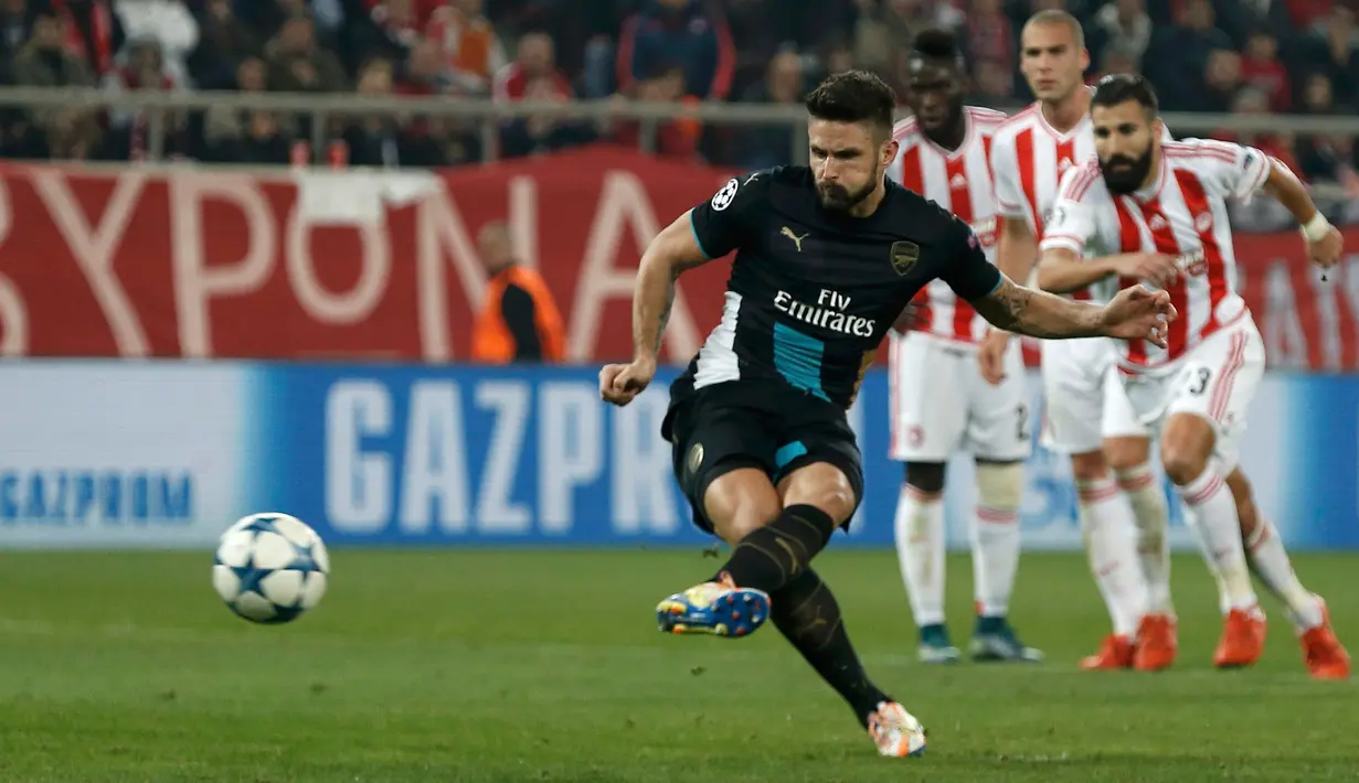 Olivier Giroud saat melakukan tendangan penalti melawan Olympiakos di liga champions di di Stadion Georgios Karaiskakis, Piraeus, Yunani  (9/12). Arsenal menang atas Olympiakos dengan skor 3-0. (REUTERS/Alkis Konstantinidis)