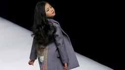 Seorang anak bergaya diatas catwalk mengenakan busana kreasi dari Ting Zu pada China Fashion Week,  Cina , (27/3). Busana kreasi Ting Zu ini memang diperuntukkan oleh anak-anak. (REUTERS / Kim Kyung - Hoon)