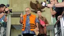 Pengusaha Yogan Askan mengacungkan jempol usai menjalani pemeriksaan perdana di gedung KPK, Jakarta, Jumat (15/7). Yogan Askan menjadi Tersangka pemberi suap terkait rencana proyek pembangunan 12 ruas jalan di Sumatera Barat. (Liputan6.com/Helmi Afandi)