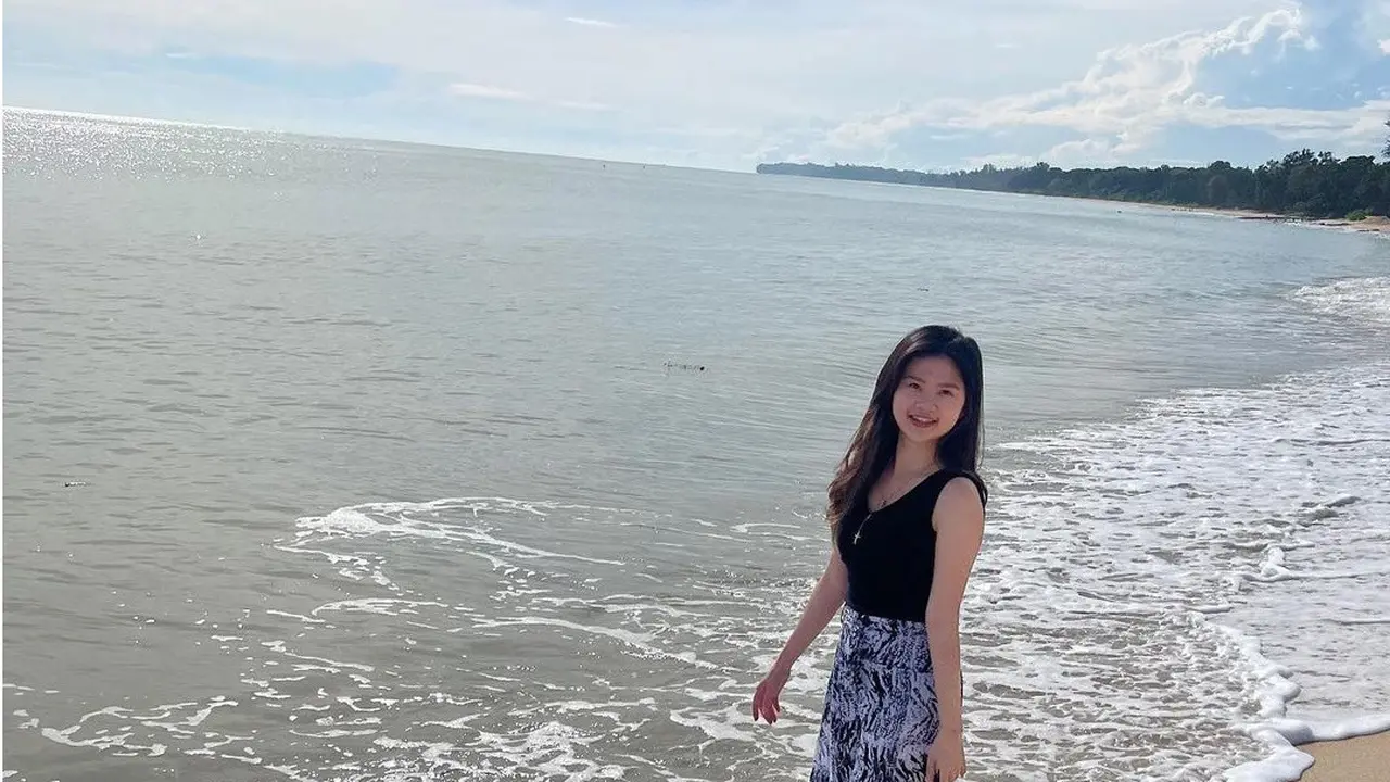 6 Potret Felicia Tissue Nikmati Self Healing, Asyik Main ke Pantai hingga Belanja