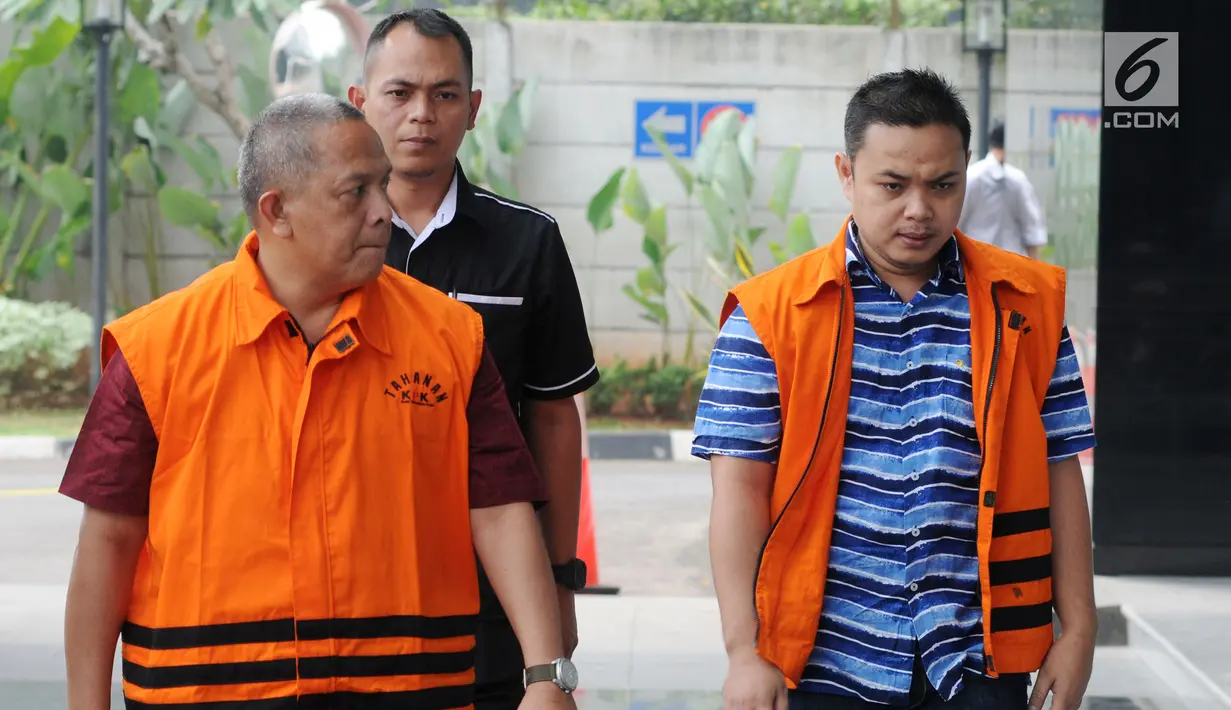 Tersangka dugaan suap pembangunan infrastruktur, Kadis PUPR Lampung Selatan Anjar Asmara (kiri) dan perantara suap APBN-P Kabupaten Sumedang TA 2018 Eka Kamaluddin (kanan) tiba di Gedung KPK, Jakarta, Kamis (9/8). (Merdeka.com/Dwi Narwoko)