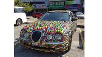 Ribuan mobil mainan menutup bodi Jaguar S-Type di Malaysia (Carscoops)