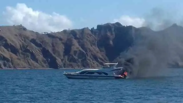 Video Detik-Detik Kapal Terbakar di Perairan Labuan Bajo