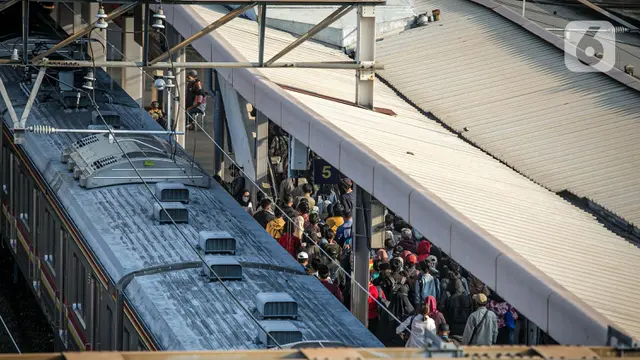 Suasana Stasiun Tanah Abang Saat Sore Hari