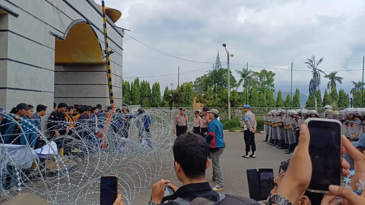 Unjuk rasa yang dilakukan Aliansi Mahasiswa Lampung sempat memanas karena anggota DPRD tak kunjung menemui mereka. Foto: (Liputan6.com/Ardi).