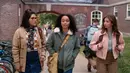 Gambar yang dirilis oleh Disney ini menunjukkan Belissa Escobedo (kiri) sebagai Izzy, Whitney Peak (tengah) sebagai Becca, dan Lilia Buckingham (anan) sebagai Cassie dalam film Hocus Pocus 2. Hocus Pocus 2 bercerita tentang petualangan tiga siswi sekolah menengah yang terdiri dari Becca, Cassie, dan Izzy. (Disney via AP)