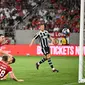 Pemain Wrexham Sam Dalby (tengah) mencetak gol ketiga timnya selama pertandingan uji coba pramusim melawan Manchester United di Stadion Snapdragon, San Diego, California, pada 25 Juli 2023. (Patrick T. Fallon / AFP)