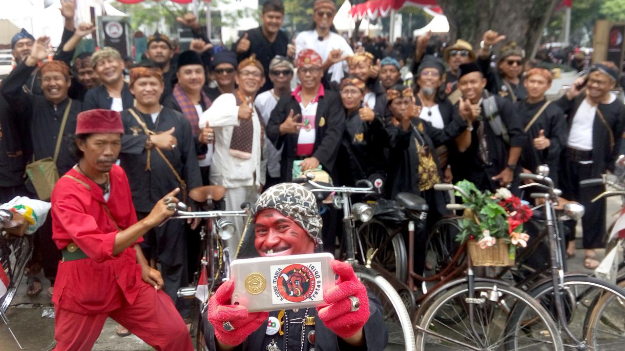 Cara Sepeda Onthel Rekatkan Kekeluargaan Warga Bandung