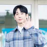 Jung Haein akan menghadiri &ldquo;Dior Holiday Season Event' pada 6 November di ION Orchard, Singapura. Saat berangkat dari bandara Incheon, Korea in pun tampil dengan gaya semi formal. [Dior]