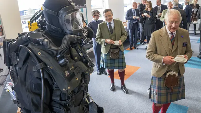 Raja Charles III dari Inggris melihat peralatan selam selama kunjungannya ke Global Underwater Hub di Westhill, Skotlandia timur, pada 29 September 2023,
