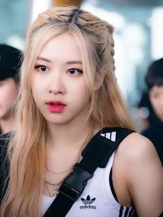 Half braid dua kepangan juga bisa menjadi inspirasi seperti Rose ini loh.(@roses_are_rosie)