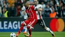 Pemain Bayern Munchen Arturo Vidal berusaha mempertahankan bola dari pemain Besiktas Gokhan Gonul saat pertandingan Liga Champions leg kedua di stadion Vodafone Arena di Istanbul (14/3). (AP Photo / Lefteris Pitarakis)