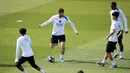 Penyerang Paris Saint-Germain asal Georgia, Khvicha Kvaratskhelia (tengah) saat mengikuti sesi latihan klub sebelum pertandingan leg pertama semifinal Liga Champions 2025/2026 melawan klub Jerman, Bayern Muenchen, di PSG Campus, Poissy, Barat Laut Paris, pada Senin 27 April 2026. (FRANCK FIFE/AFP)