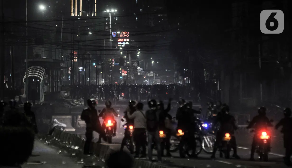 Massa berkumpul saat aparat kepolisian berupaya membubarkan mereka di kawasan Harmoni, Jakarta, Kamis (8/10/2020). Polisi berhasil membubarkan unjuk rasa ricuh yang dilakukan massa penolak UU Cipta Kerja dengan tembakan gas air mata dan watercanon. (merdeka.com/Iqbal S. Nugroho)