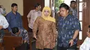 Gubernur Jawa Timur Khofifah Indar Parawansa (tengah) bersiap menjadi saksi pada sidang lanjutan suap seleksi pengisian jabatan di Kementerian Agama dengan terdakwa Haris Hasanuddin dan M Muafad Wirahadi, Pengadilan Tipikor, Jakarta, Rabu (3/7/2019). (Liputan6.com/Helmi Fithriansyah)