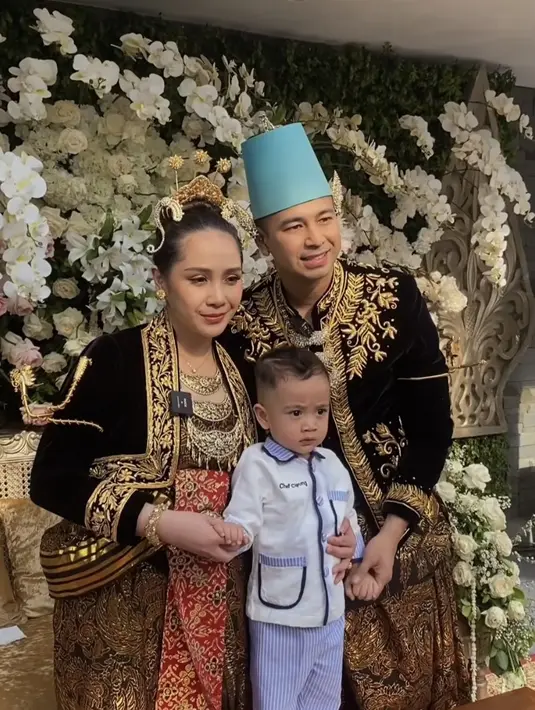 Tanpa paes, Nagita menyanggul rambutnya dengan aksesori tusuk konde dan kembang goyang keemasan. [@redberrywedding]