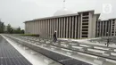 Teknisi sedang melakukan pemeriksaan instalasi panel surya di Masjid Istiqlal, Jakarta, Kamis (3/9/2020). Penggunaan listrik dengan tenaga surya ini sebagai upaya pemerintah mendukung penggunaan energi yang ramah lingkungan, efektif dan efesian. (merdeka.com/Imam Buhori)