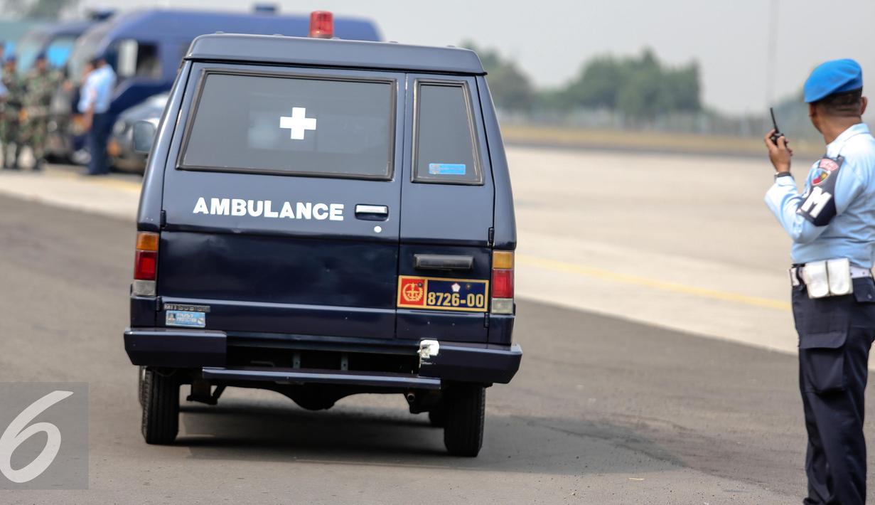 Mobil ambulans dipersiapkan untuk menerima jenazah korban jatuhnya Pesawat TNI AU Hercules C-130 yang akan tiba di Lanud Halim, Jakarta, Rabu (1/7/2015). Peristiwa nahas tersebut merenggut sekitar 122 korban jiwa. (Liputan6.com/Faizal Fanani)