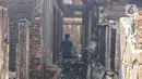 <p>Seorang warga membersihkan puing sisa kebakaran yang melanda kawasan Pasar Gembrong, Jakarta, Senin (25/4/2022). Sebanyak  400 Rumah dan Bangunan hangus terbakar dan  total kerugian akibat insiden kebakaran tersebut Ditaksir senilai Rp1,5 Miliar. (Liputan6.com/Faizal Fanani)</p>