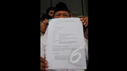  Muchtar Pakpahan, memperlihatkan surat permohonan di gedung KPK Jakarta, Kamis (26/02/2015).  Muchtar Pakpahan menilai putusan Hakim Sarpin Rijaldi telah melampaui batasan Hukum dalam pasal 77 UU No.8/1981 KUHAP. (Liputan6.com/Andrian M Tunay)
