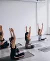 Merangkum gerakan yoga sederhana yang efektif membantu mengencangkan dan merampingkan lengan. (Foto: senivpetro/Freepik)